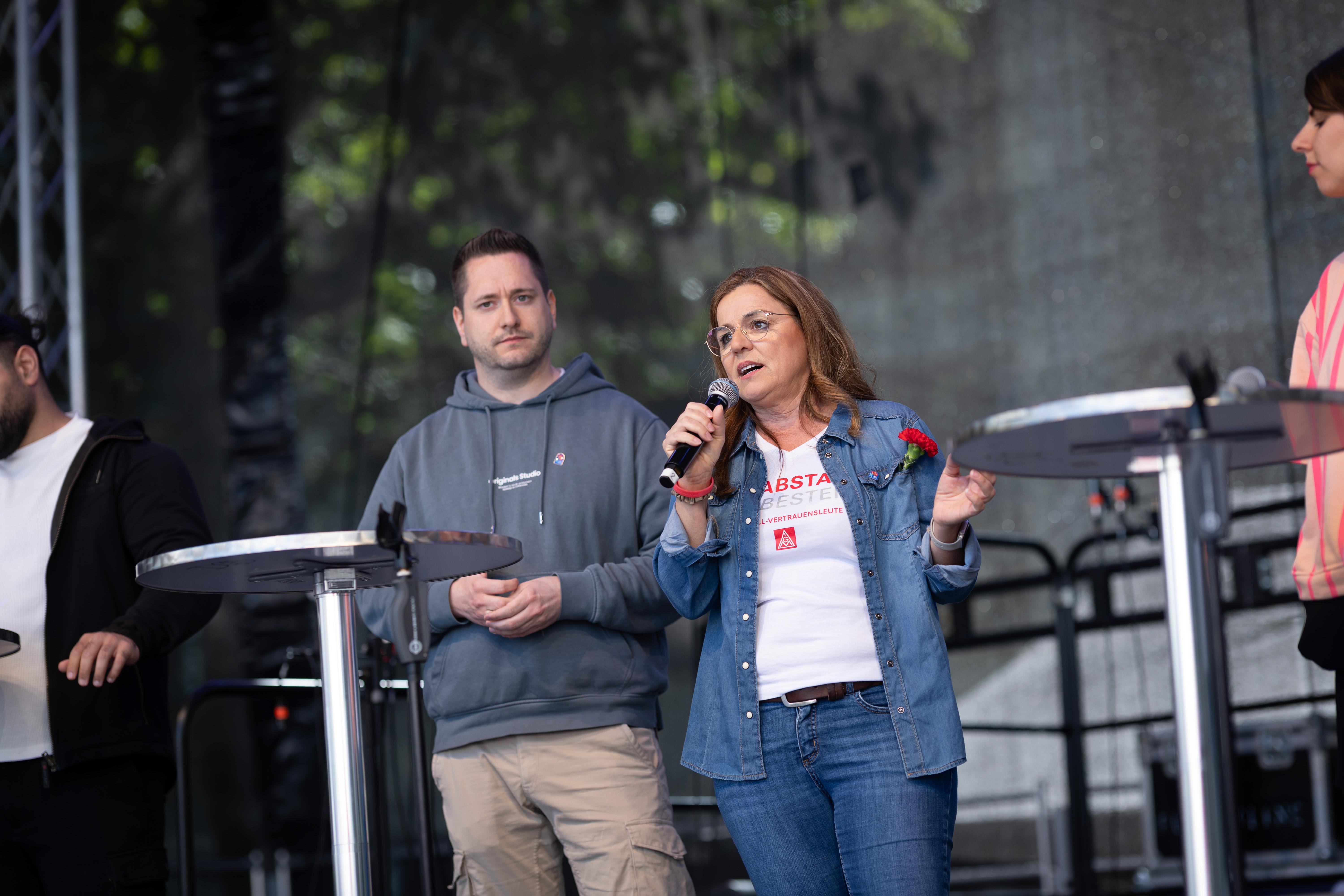 Stuttgart, Baden-Württemberg, 01.05.2026:Demonstration des DGB zum Ersten Mai in StuttgartIm Bild: Frontbanner der DemoNotiz: No model release. Kein Einverständnis für Werbung, keine Weitergabe an Dritte.