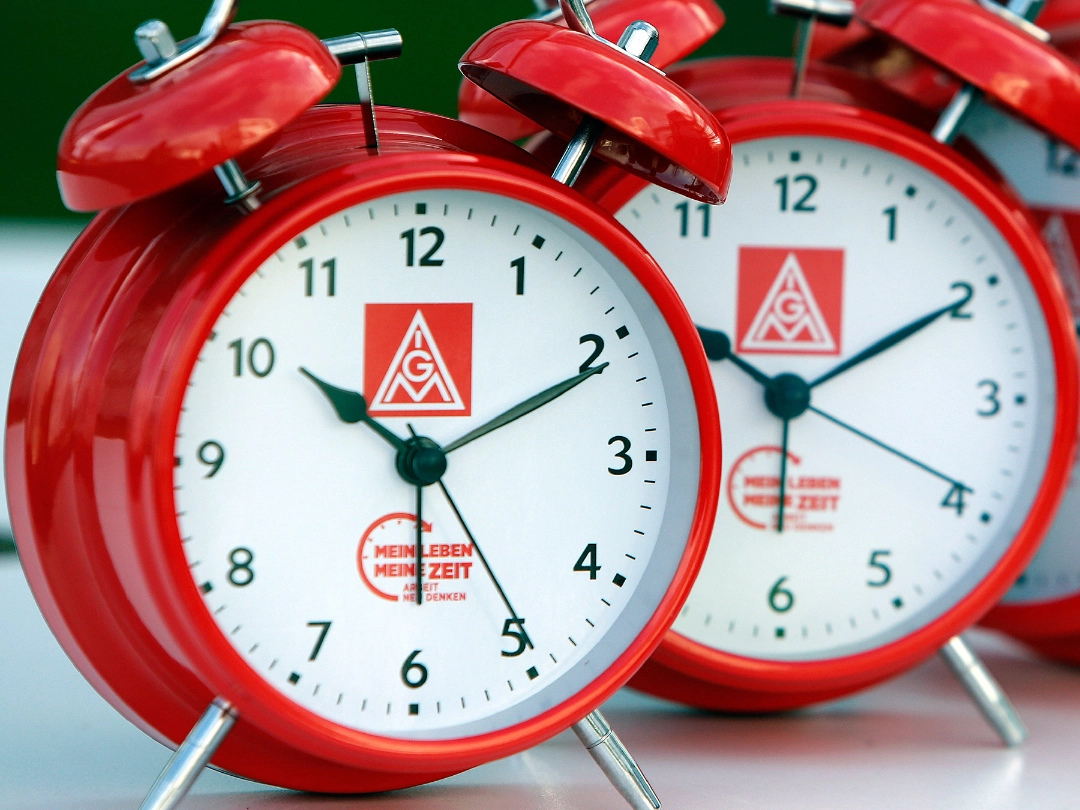 Drei IG-Metall-Wecker