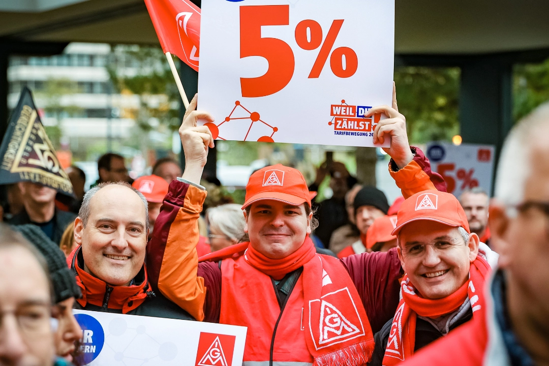 Bei einer Aktion zur zweiten Tarifverhandlung Metall- und Elektroindustrie machen sich Beschäftigte  für ihre Forderungen stark
