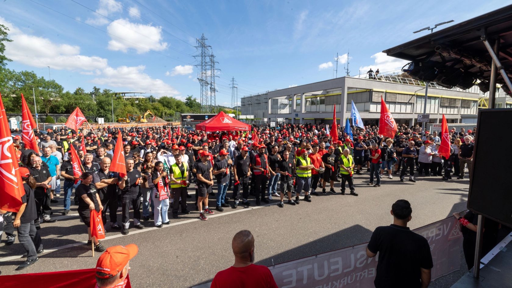 Kundgebung bei Mercedes-Benz in Mettingen