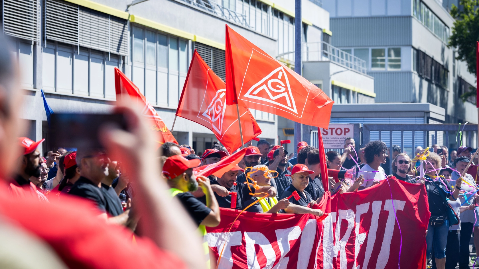 Kundgebung bei Mercedes-Benz in Mettingen