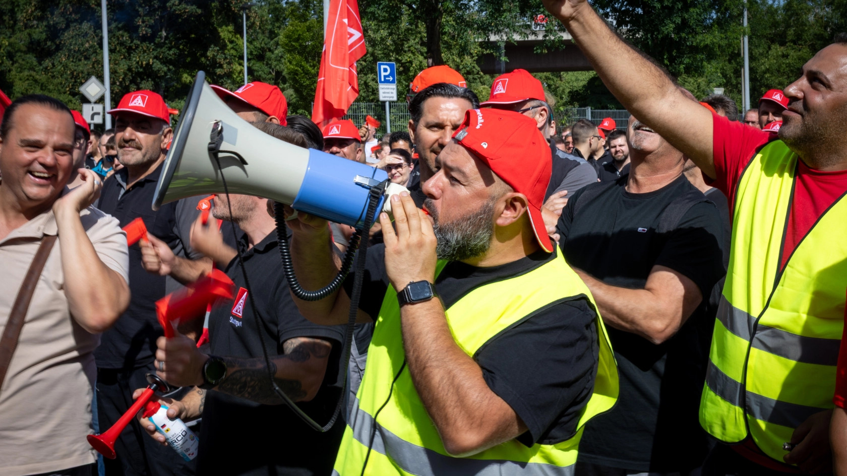 Kundgebung bei Mercedes-Benz in Mettingen