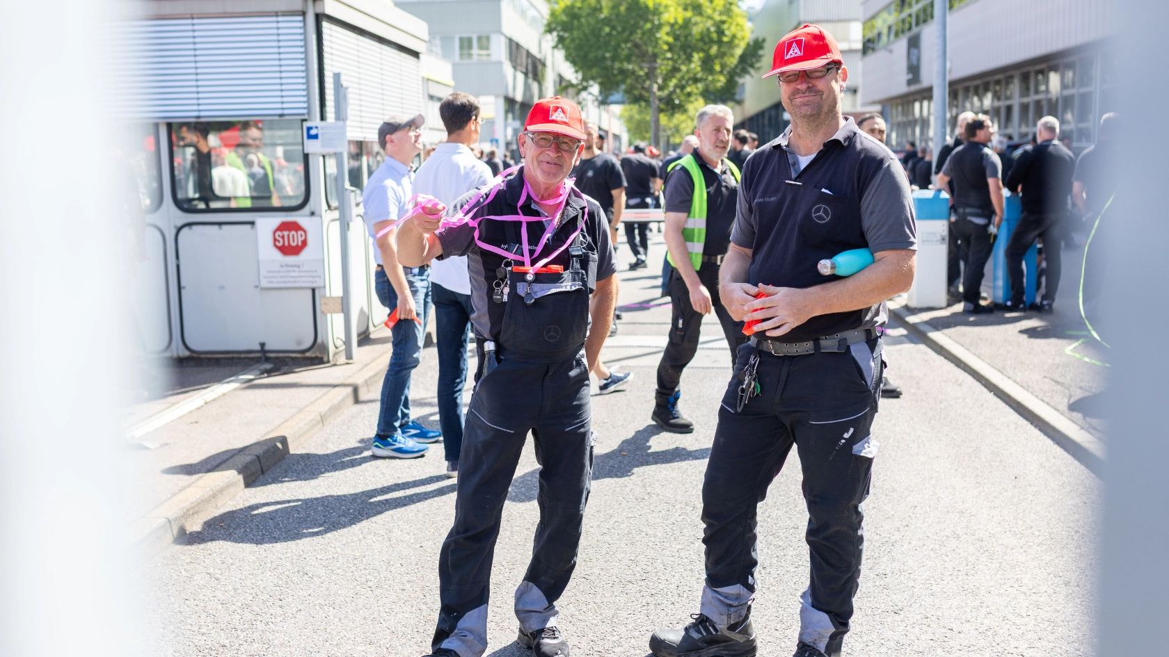 Kundgebung bei Mercedes-Benz in Mettingen
