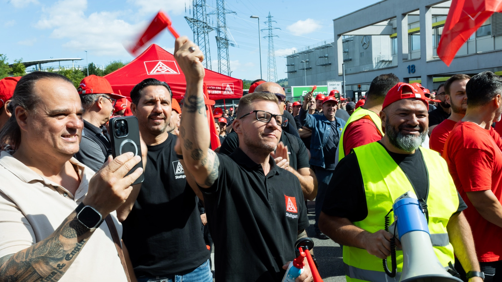 Kundgebung bei Mercedes-Benz in Mettingen