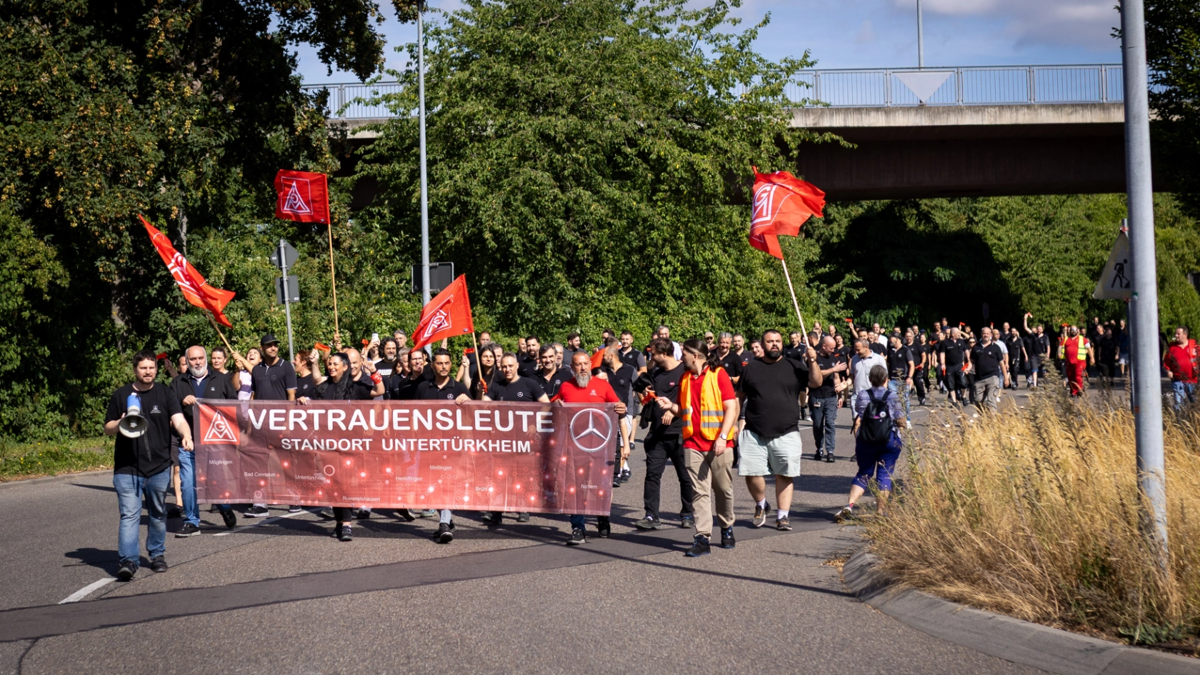 Kundgebung bei Mercedes-Benz in Mettingen
