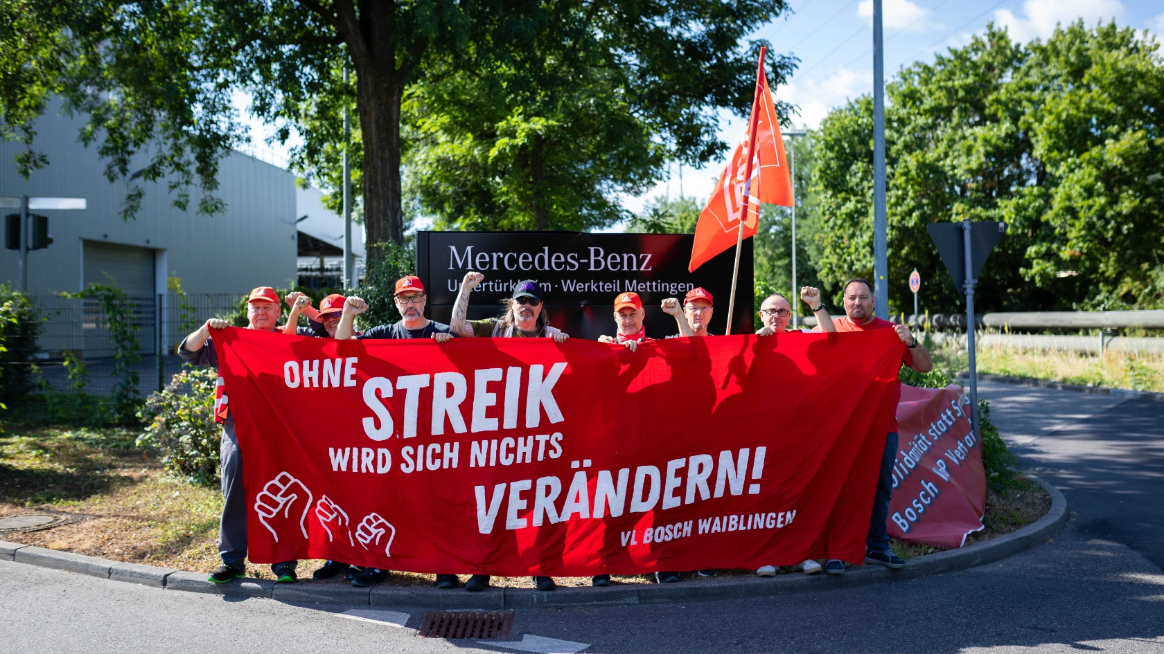 Kundgebung bei Mercedes-Benz in Mettingen