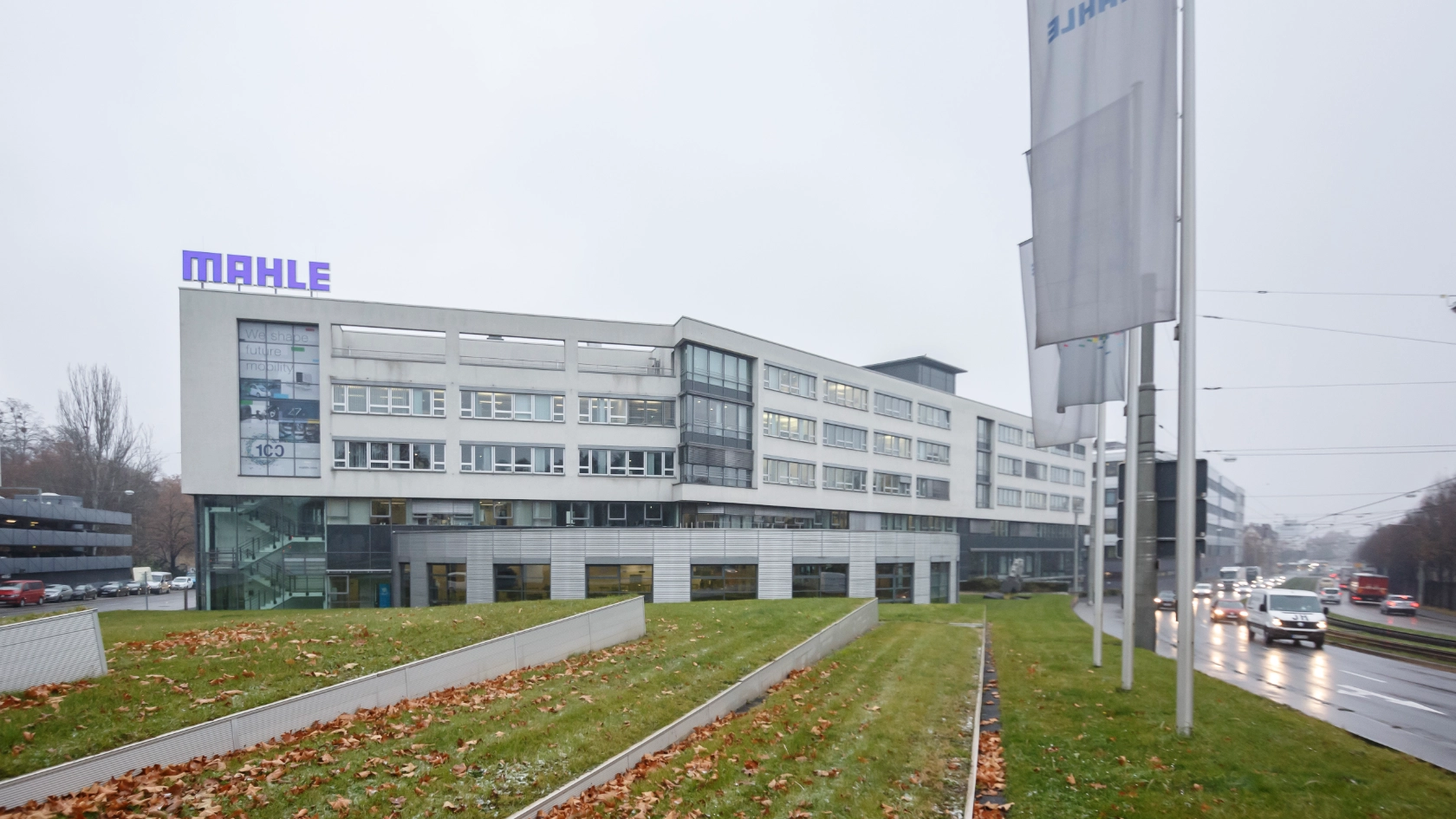 Stuttgart, Baden-Wuerttemberg, 01.12.2020:Arbeitnehmervertreter kritisieren den geplanten Stellenabbau beim Automobilzulieferer Mahle. Mit einer symbolischen Aktion übergeben diese der Geschaeftsführung Geschenke vor der Zentrale in Stuttgart.Am 1. Dezember würde Mahle sein 100-jähriges Firmenjubiläum feiern. Just im Jahr des Firmenjubiläums kündigt Mahle einen großen Personalabbau an.