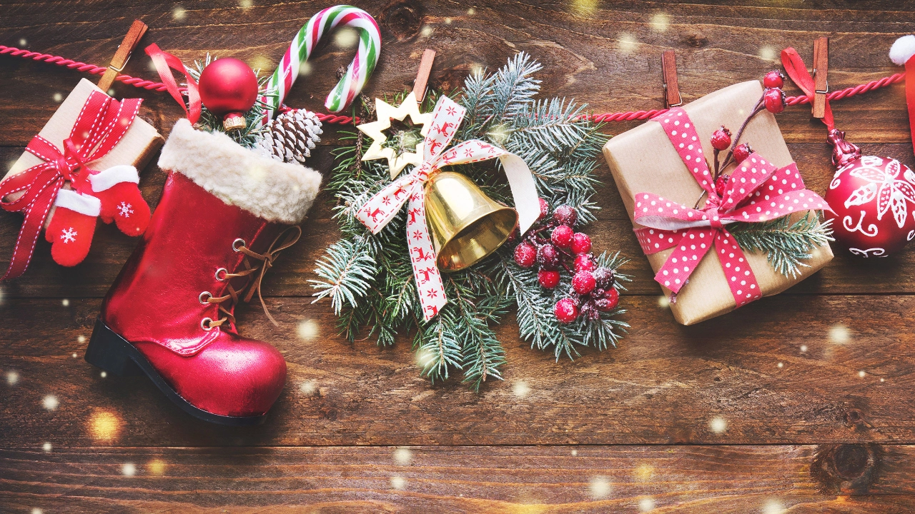 Festlichen Hintergrund mit Weihnachten Geschenke, Weihnachtsmänner Accessoires und Dekoration auf der Wäscheleine