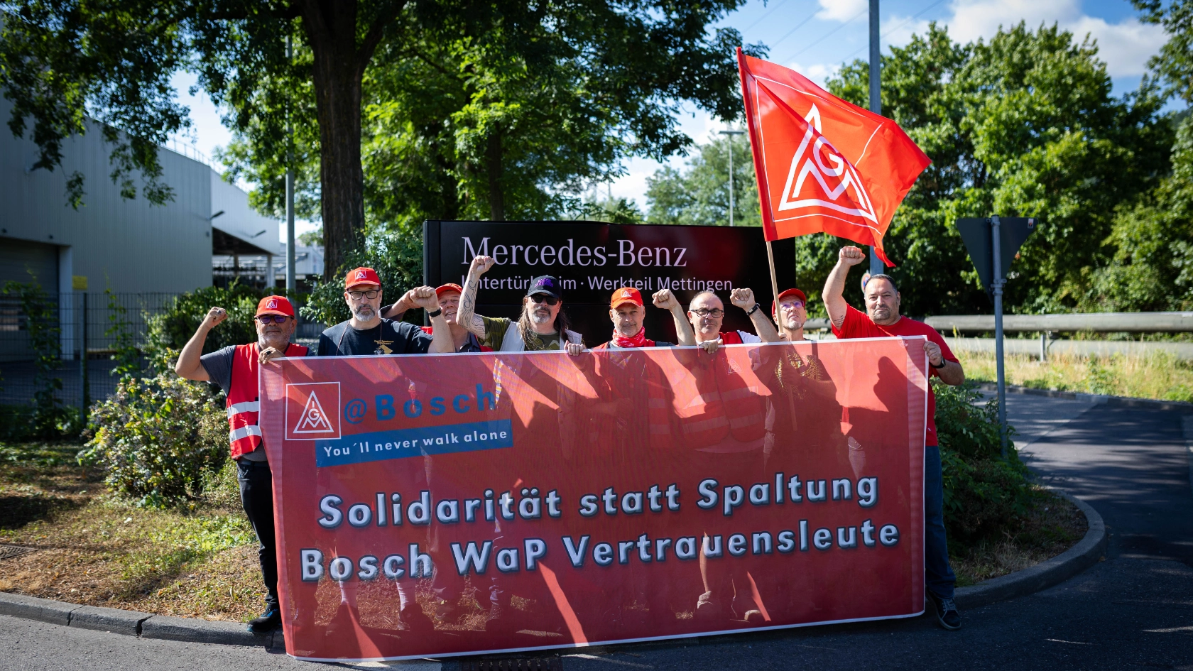 Kundgebung bei Mercedes-Benz in Mettingen