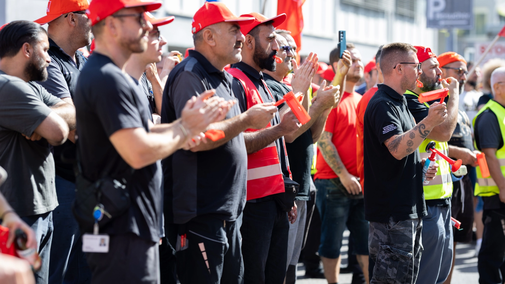 Kundgebung bei Mercedes-Benz in Mettingen