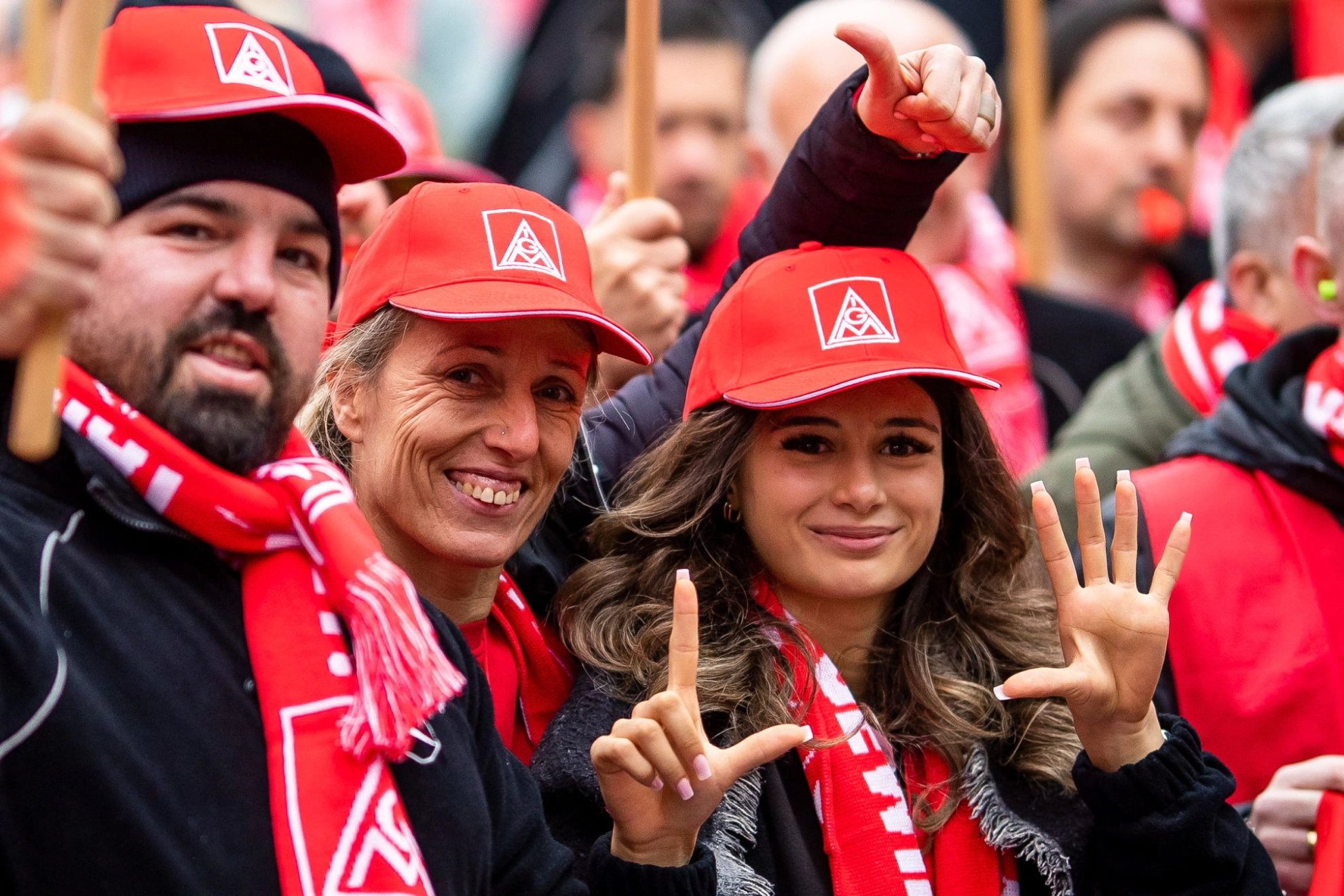 Beschäftigte beim Warnstreik in der Metall-Tarifrunde. Eine Frau hält sieben Finger hoch für die Forderung von 7 Prozent mehr Entgelt.