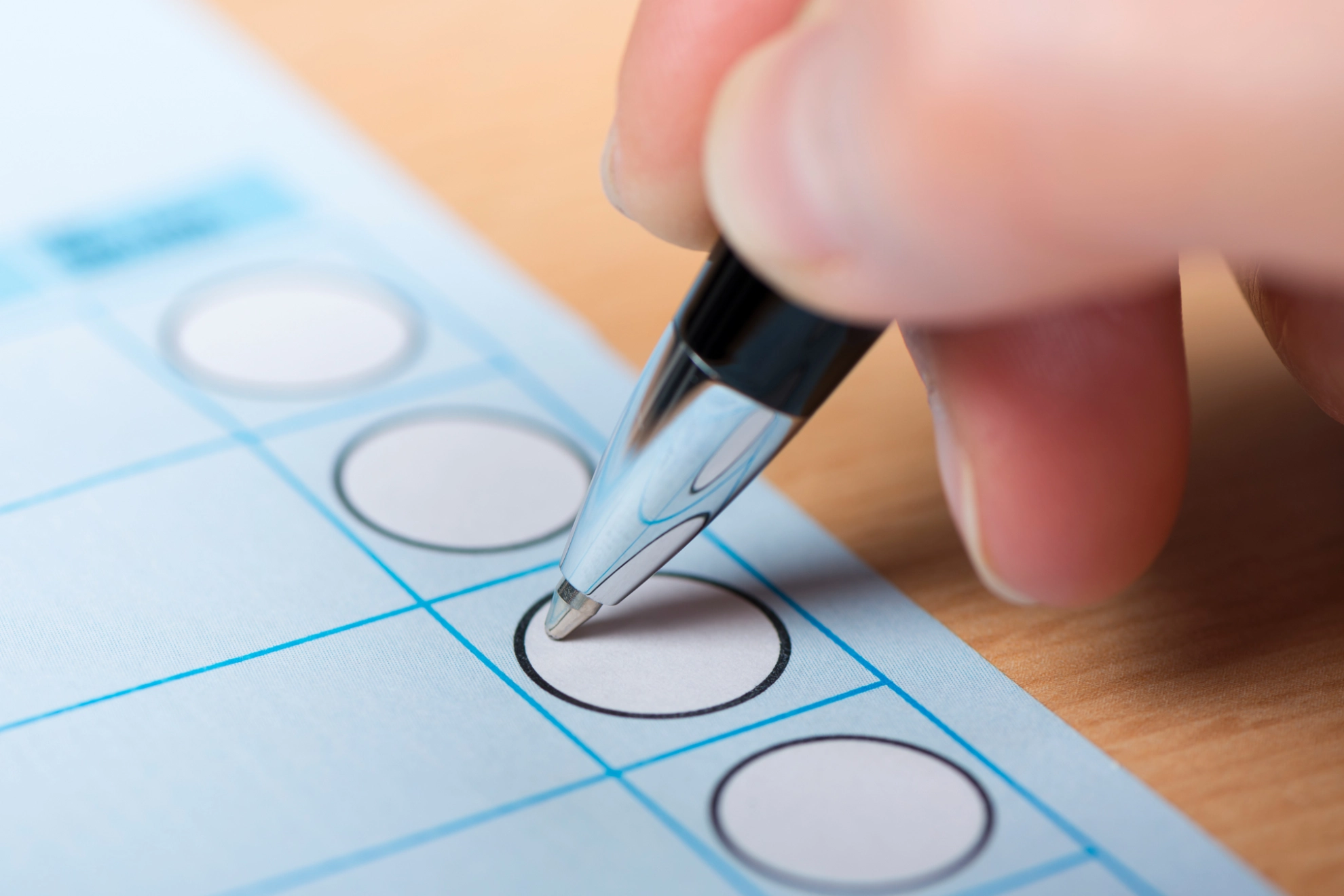 Auf einem Wahlzettel wird ein Kreuzchen gesetzt