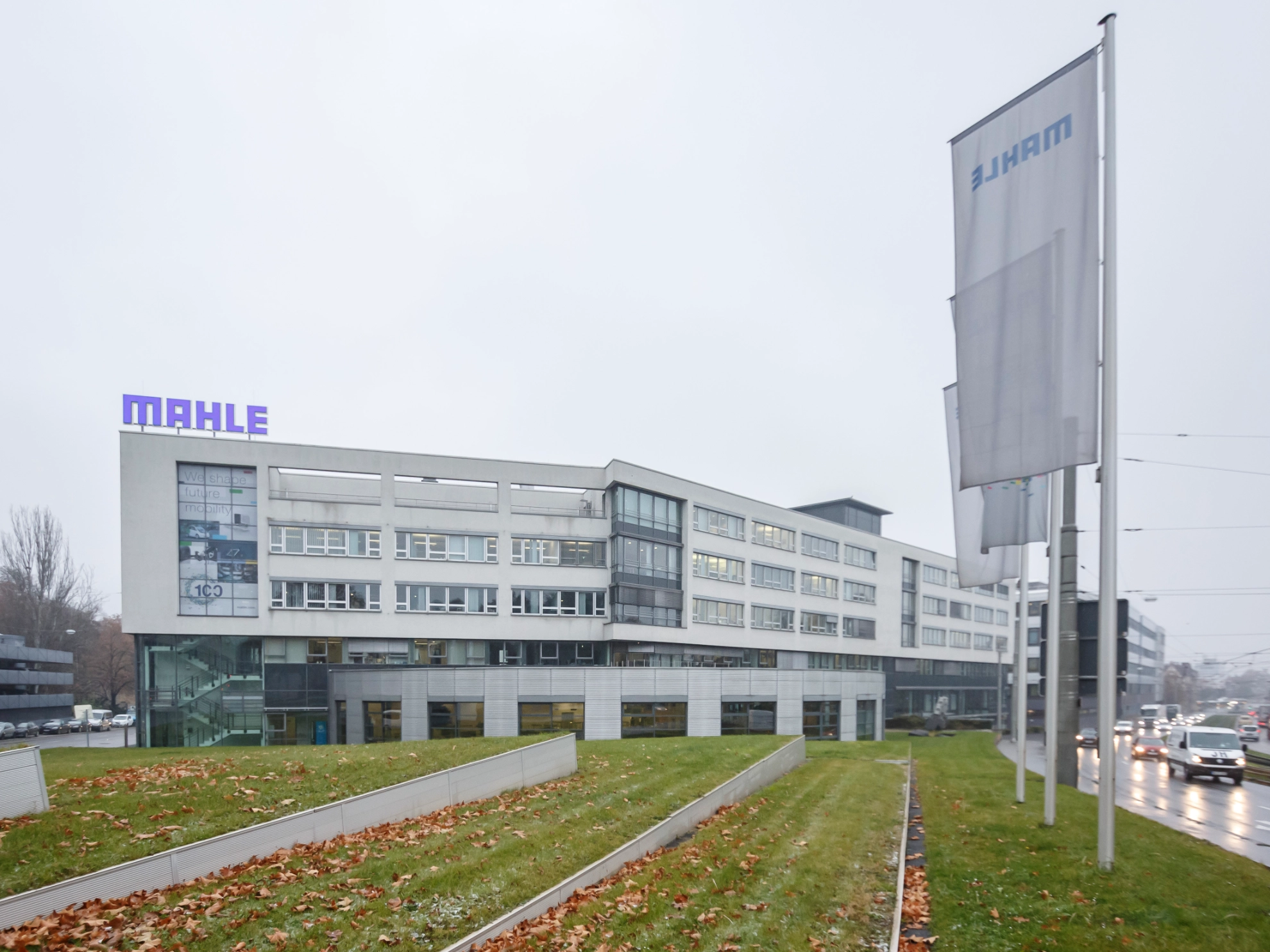 Stuttgart, Baden-Wuerttemberg, 01.12.2020:Arbeitnehmervertreter kritisieren den geplanten Stellenabbau beim Automobilzulieferer Mahle. Mit einer symbolischen Aktion übergeben diese der Geschaeftsführung Geschenke vor der Zentrale in Stuttgart.Am 1. Dezember würde Mahle sein 100-jähriges Firmenjubiläum feiern. Just im Jahr des Firmenjubiläums kündigt Mahle einen großen Personalabbau an.