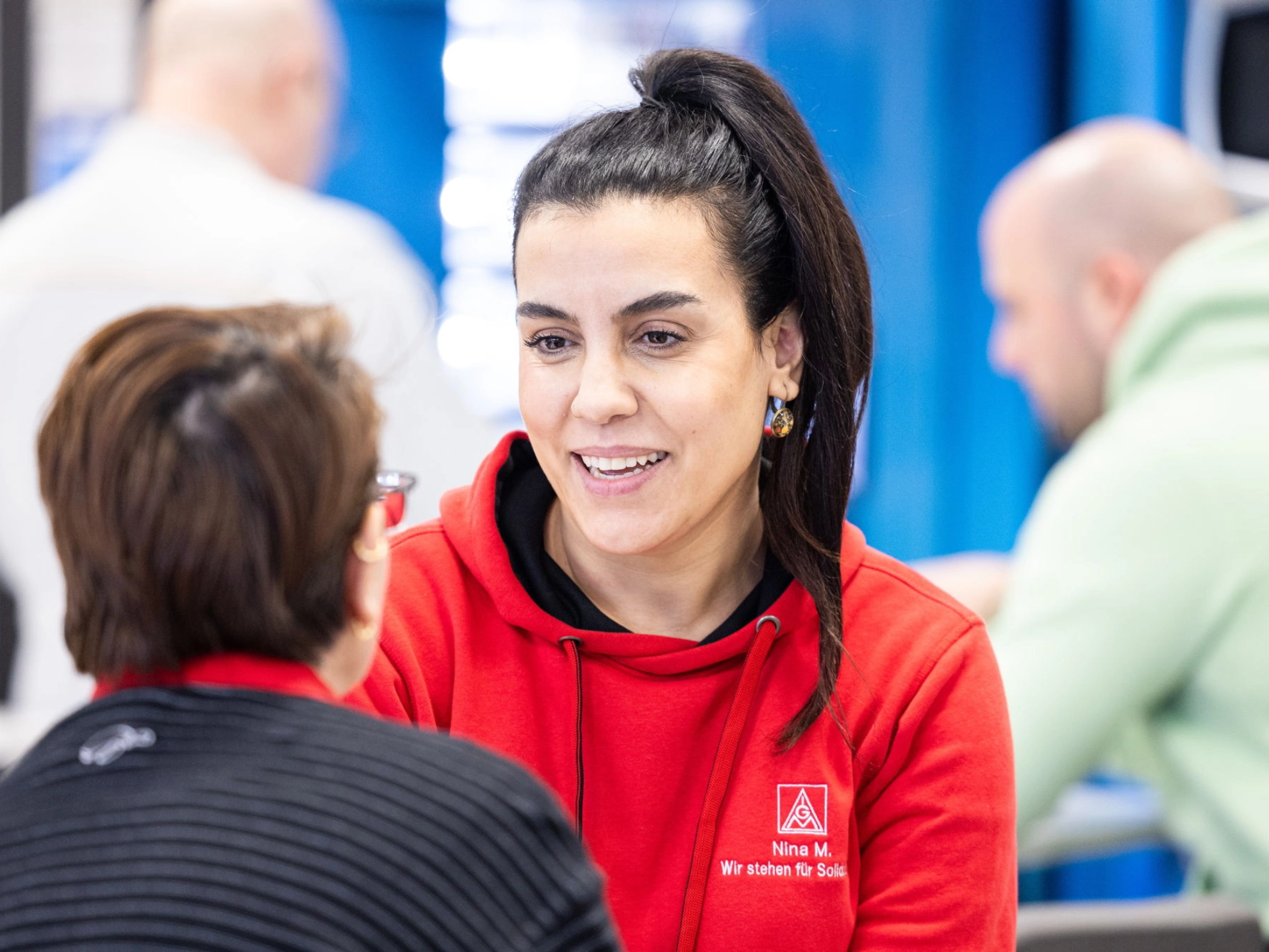 Zwei Frauen unterhalten sich im Betrieb