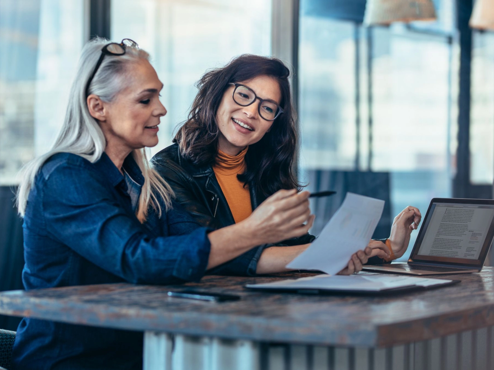 Zwei Frauen im Arbeitsgespräch