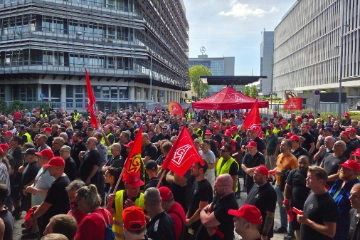 Nicht auf unserem Rücken: Protest bei Mercedes-Benz in Untertürkheim