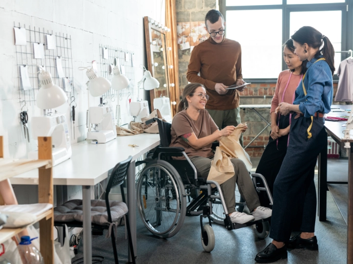 Junge Modedesignerin im Rollstuhl.