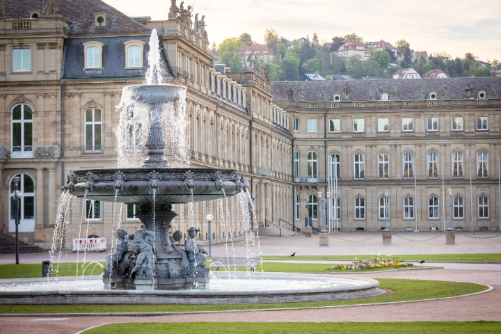 Stuttgart, Baden-Württemberg, 20.04.2025:Schlossplatz in der Stuttgarter Innenstadt mit dem Neuen Schloss, der Jubiläumssäule und den Springbrunnen.Notiz: No model release. Kein Einverständnis für Werbung, keine Weitergabe an Dritte.