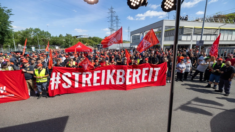 Kundgebung bei Mercedes-Benz in Mettingen