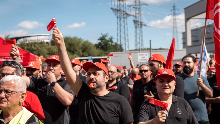 Kundgebung bei Mercedes-Benz in Mettingen