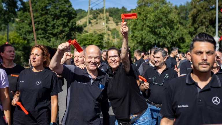 Kundgebung bei Mercedes-Benz in Mettingen