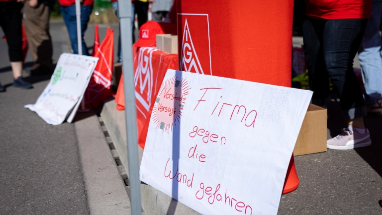 Kundgebung bei Mercedes-Benz in Mettingen