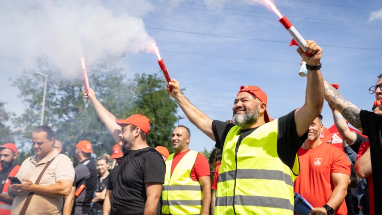 Kundgebung bei Mercedes-Benz in Mettingen