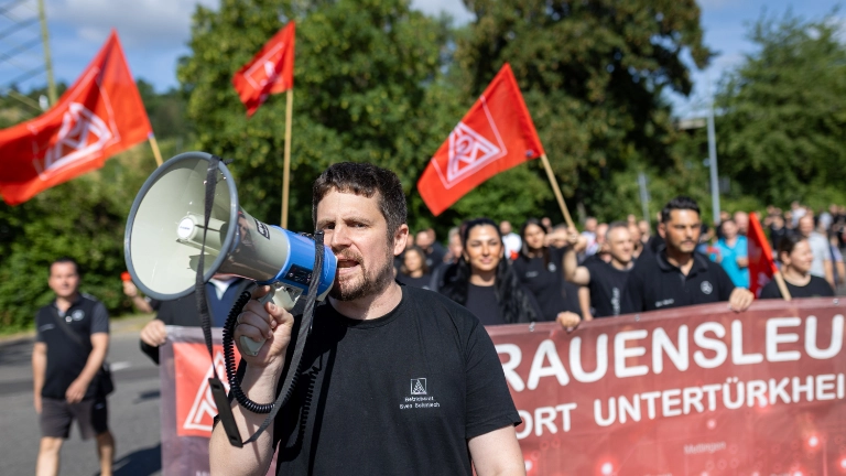 Kundgebung bei Mercedes-Benz in Mettingen