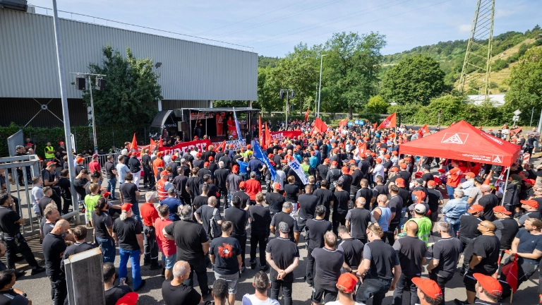 Kundgebung bei Mercedes-Benz in Mettingen
