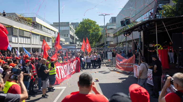 Kundgebung bei Mercedes-Benz in Mettingen