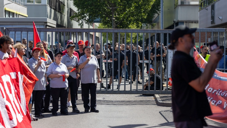 Kundgebung bei Mercedes-Benz in Mettingen