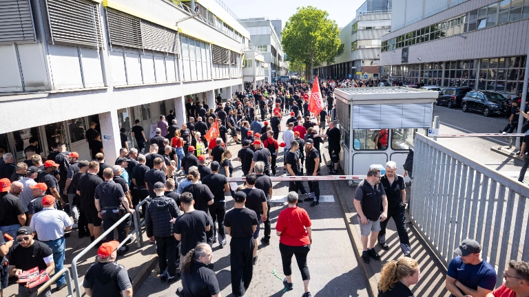 Kundgebung bei Mercedes-Benz in Mettingen