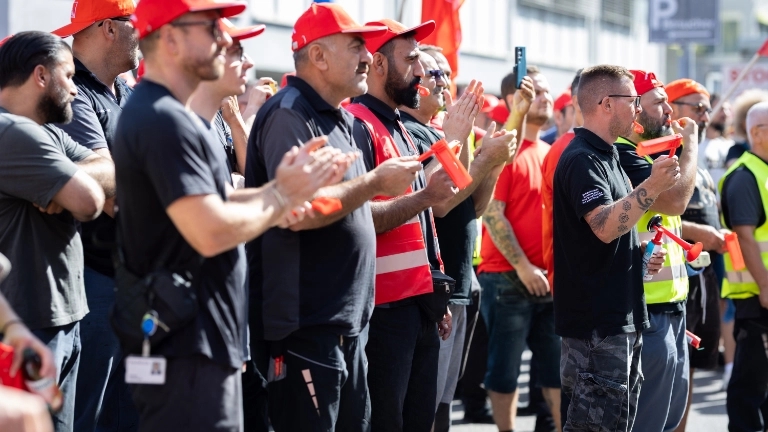 Kundgebung bei Mercedes-Benz in Mettingen