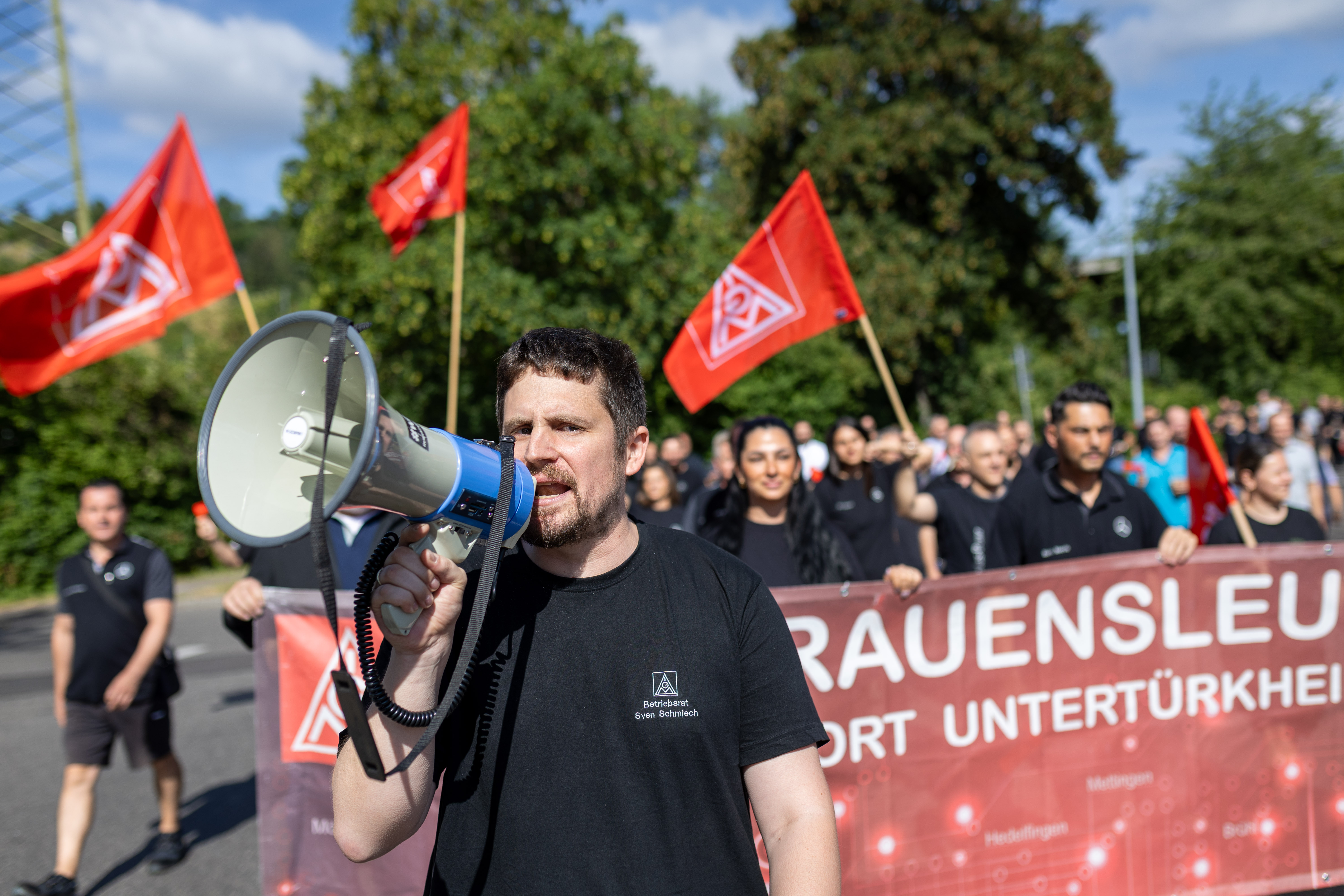 Kundgebung bei Mercedes-Benz in Mettingen